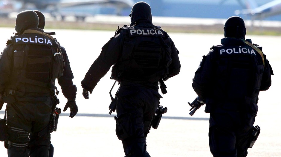 kukláči polícia zbrane, ilustračné foto