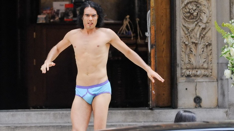 Russell Brand v slipoch