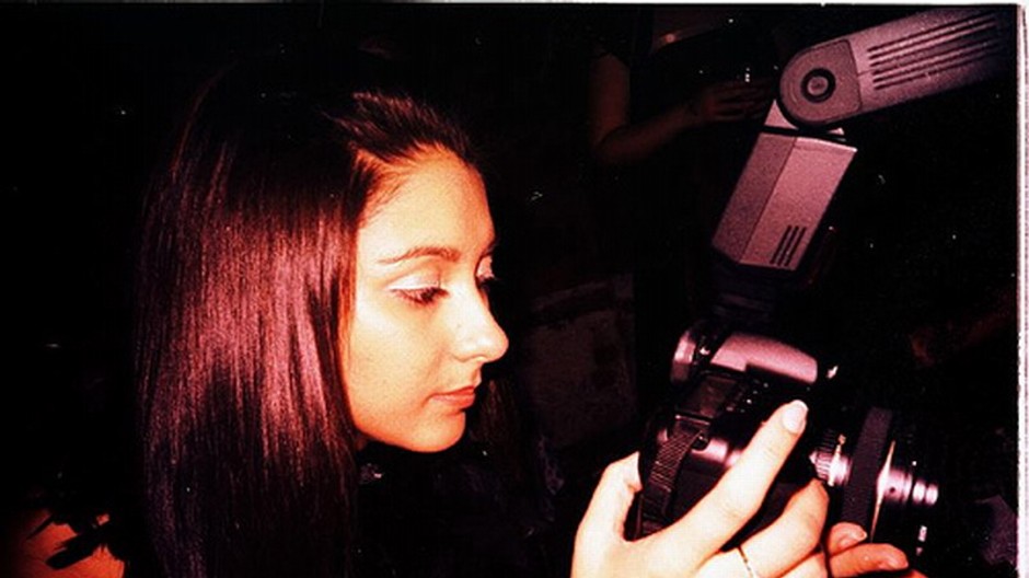 dievca s fotoaparatom