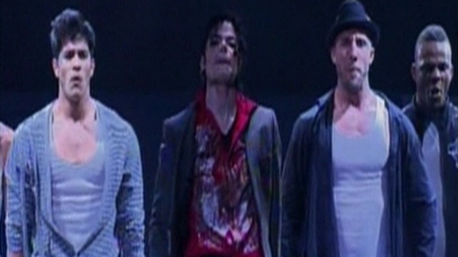 Michael Jackson na pódiu s tanečníkmi