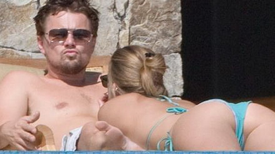 leonardo a bar na pláži