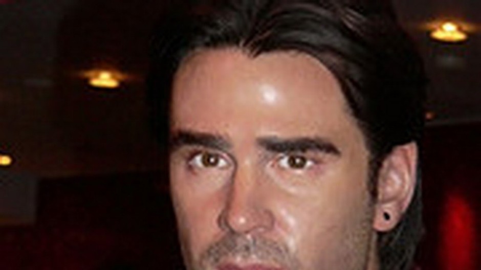 Vosková podobizeň Colina Farrella v obleku. 