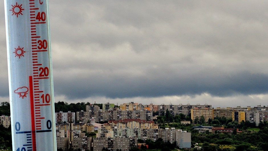 chladne pocasie, oblaky, zamracene, kosice, teplomer 20 stupnov