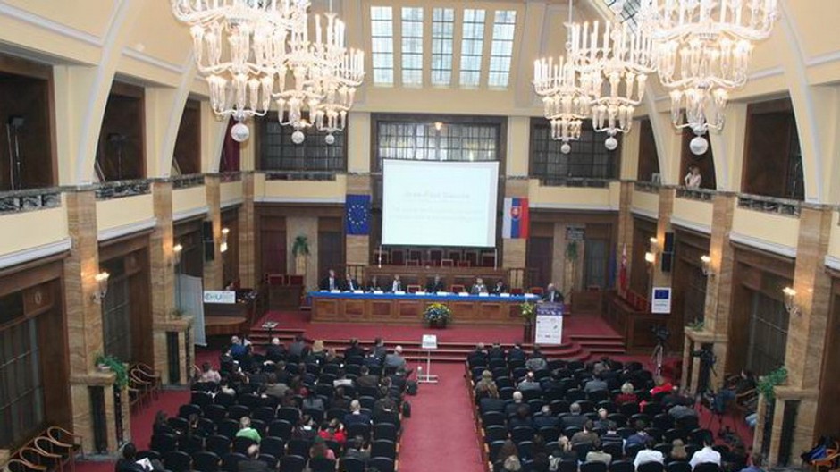 Právnická fakulta UK z konferencie foto vo vnutri budovy