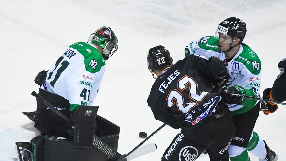 Hunter Fejes (Košice), vľavo brankár Pavel Kantor (Nové Zámky)  v zápase 26. kola