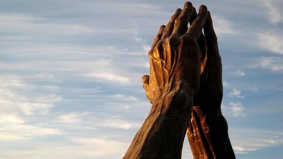 ruky muža sa modlia k bohu