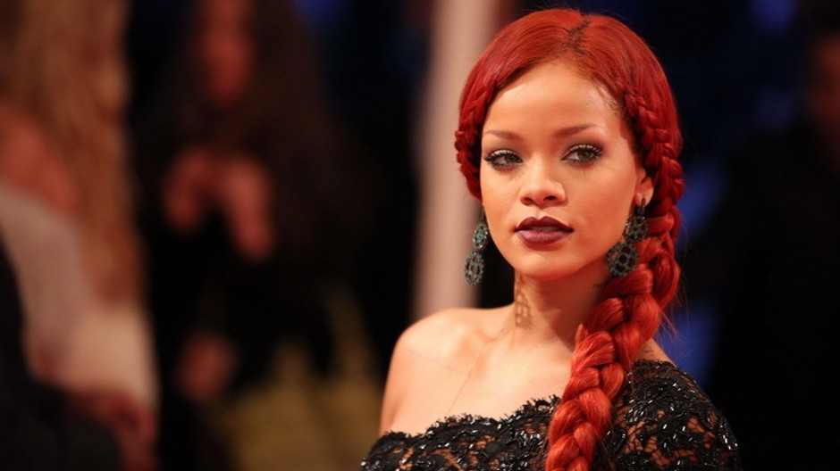Speváčka Rihanna, ohnivé vlasy spletené v cope