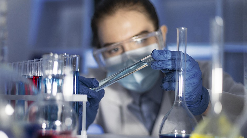close-up-scientist-wearing-face-mask