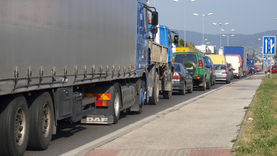 kolona aut, dopravna zapcha, auta na ceste, dialnica d1