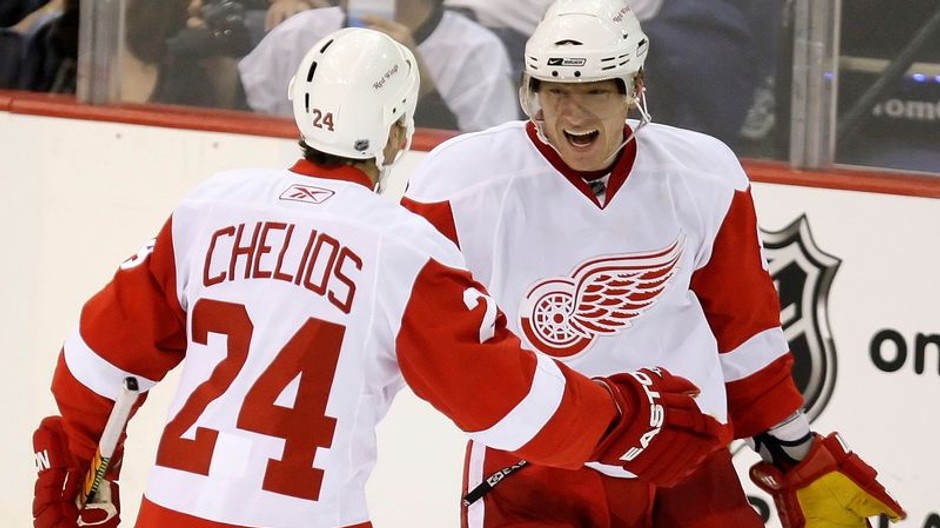 Hossa a Chelios po góle