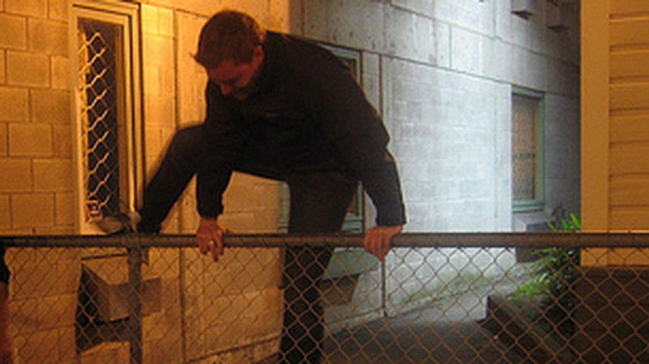 Muž preskakuje plot, chlap, mladík, cez, oplotenie