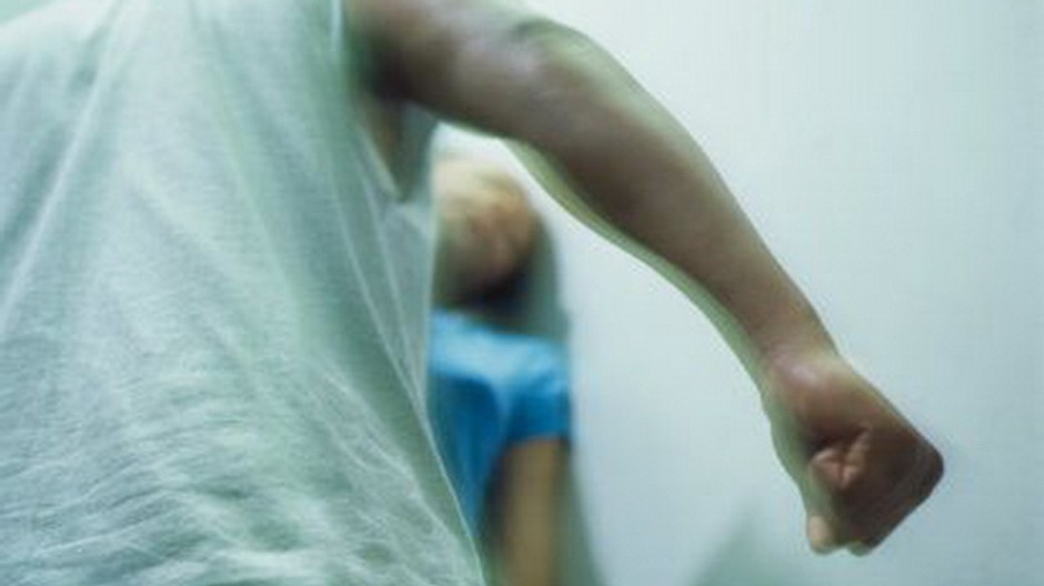 manzelska hadka, muz zozadu, ruka v past, zena pri stene