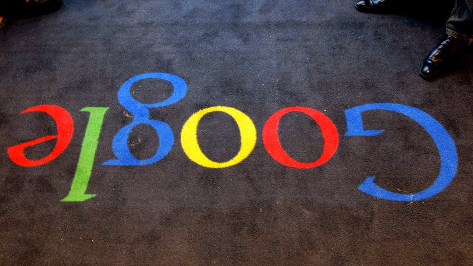 nápis Google dole hlavou