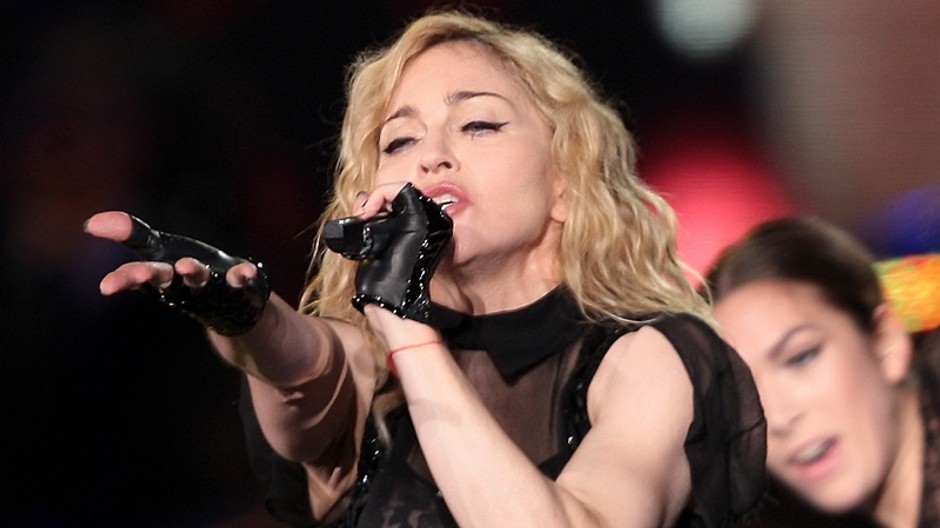 madonna ukazuje rukou do obecenstva