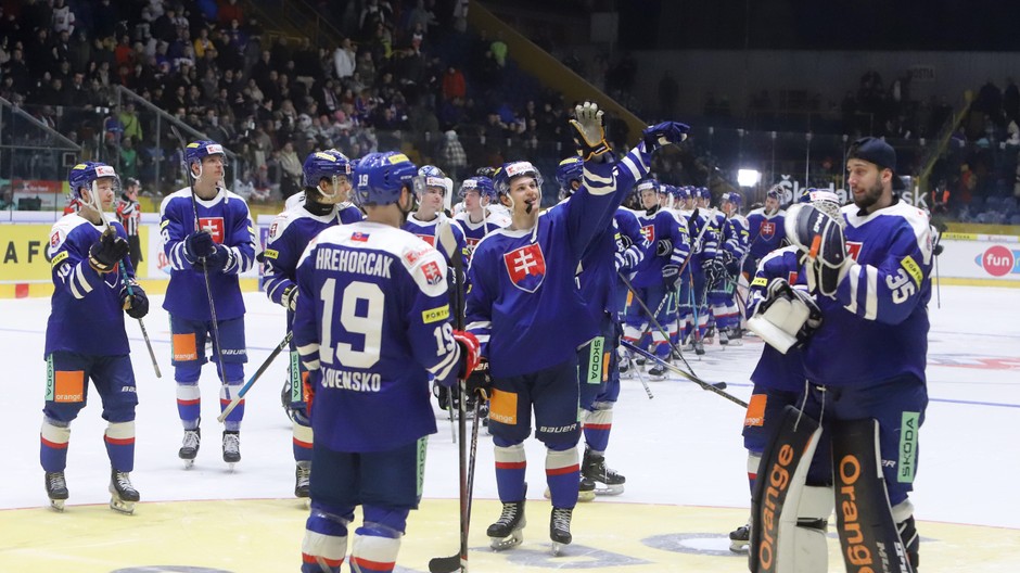 Hokejisti Slovenska ďakujú fanúšikom po prípravnom zápase Slovensko - Nemecko v hokeji vo Zvolene