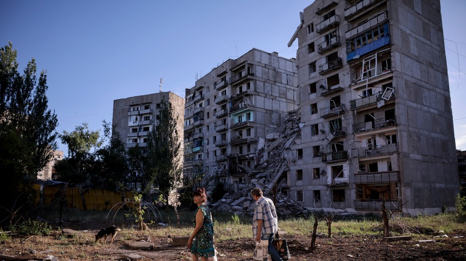 Ľudia odchádzajúci z mesta