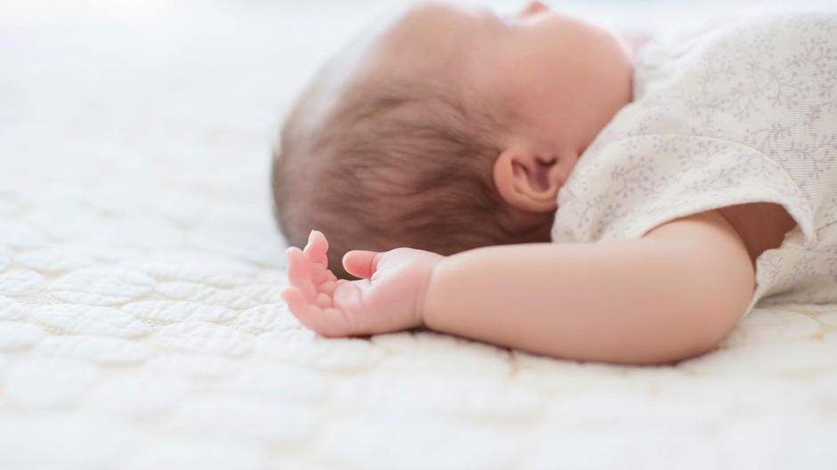 Bábätko leží na posteli, bezvládne, ilustračné