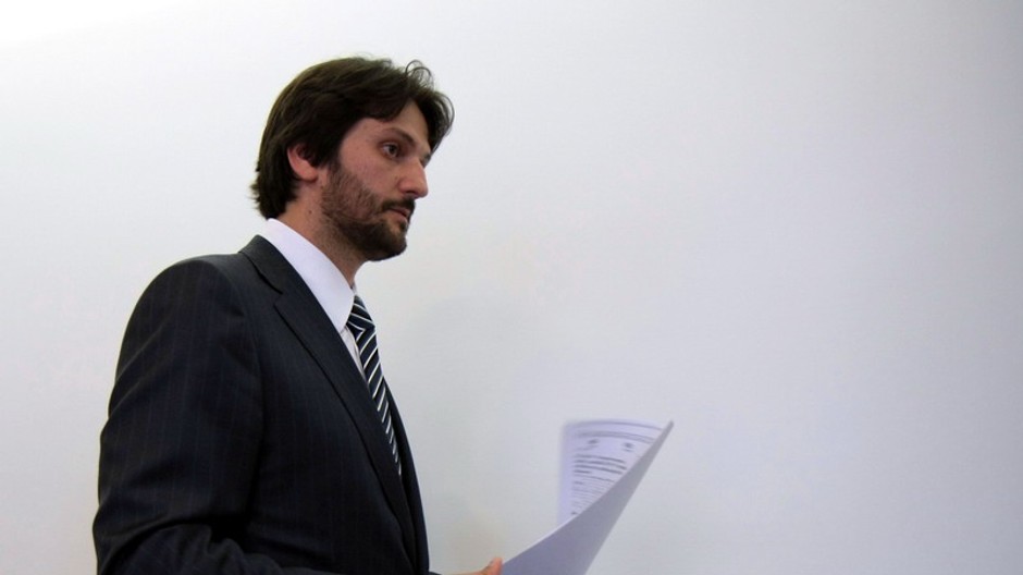 Róbert Kaliňák s papierom v ruke