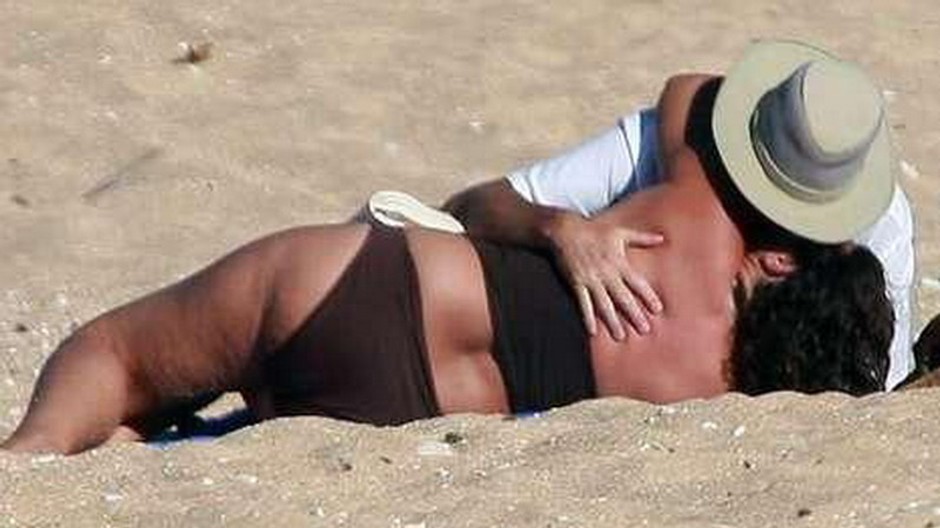 Pierce Brosnan s manželkou na pláži