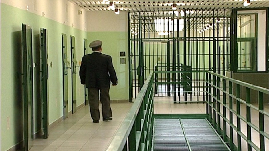 vaznica vnutri policajt na chodbe