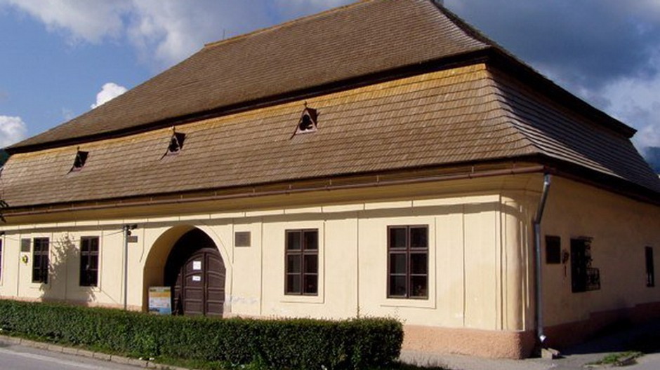 budova prveho slovenskeho gymnazia revuca