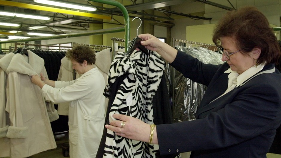 Makyta Puchov - zeny si prezeraju vyrobky