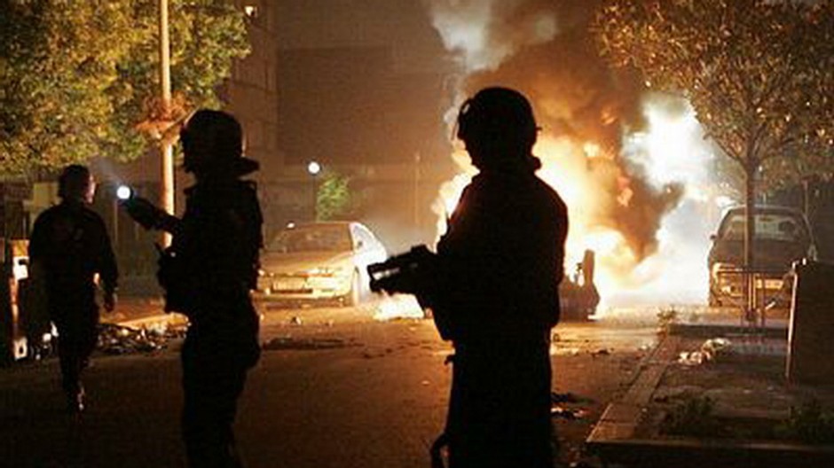 pariz, vytrznici, horiace auta, policia