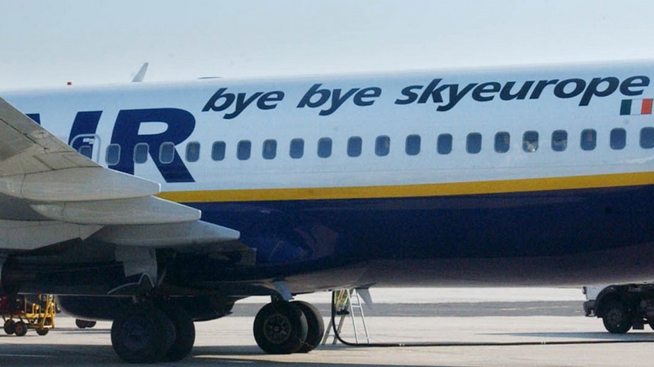 Ryanair Boeing 737-800 s nápisom "Bye Bye Skyeurope" na trupe
