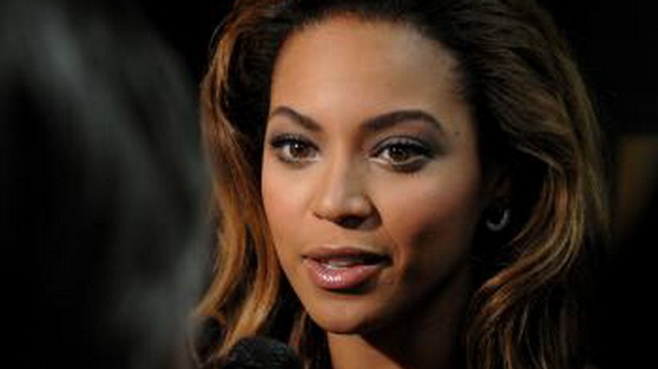 Beyonce Knowles, detail tváre, hlava, čierne pozadie