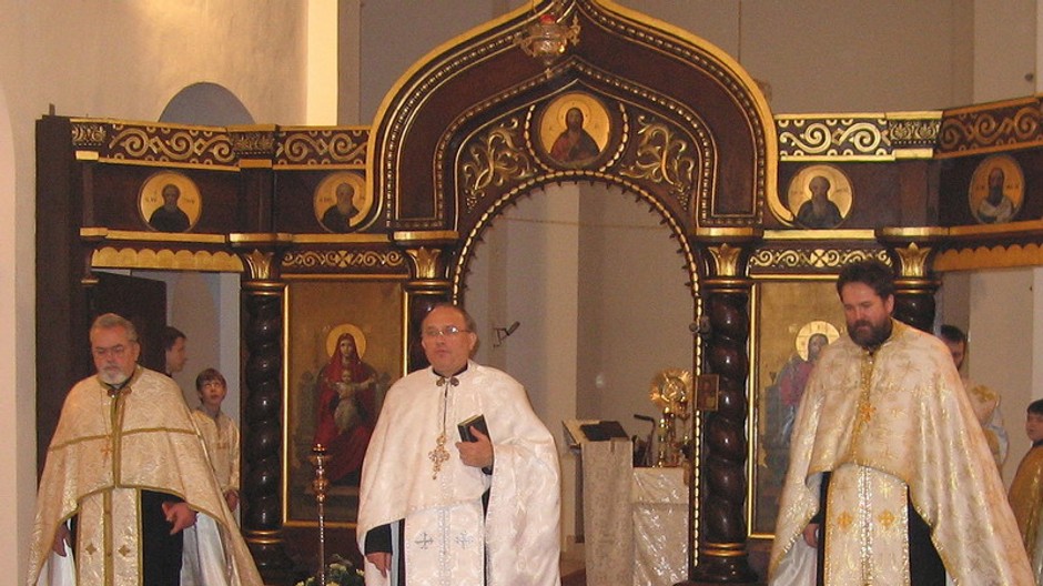 pravoslavny farar knazi v kostole