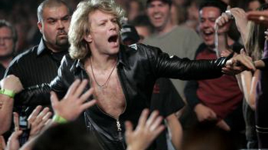 Jon Bon Jovi v dave, výkrik, roztiahnuté ruky