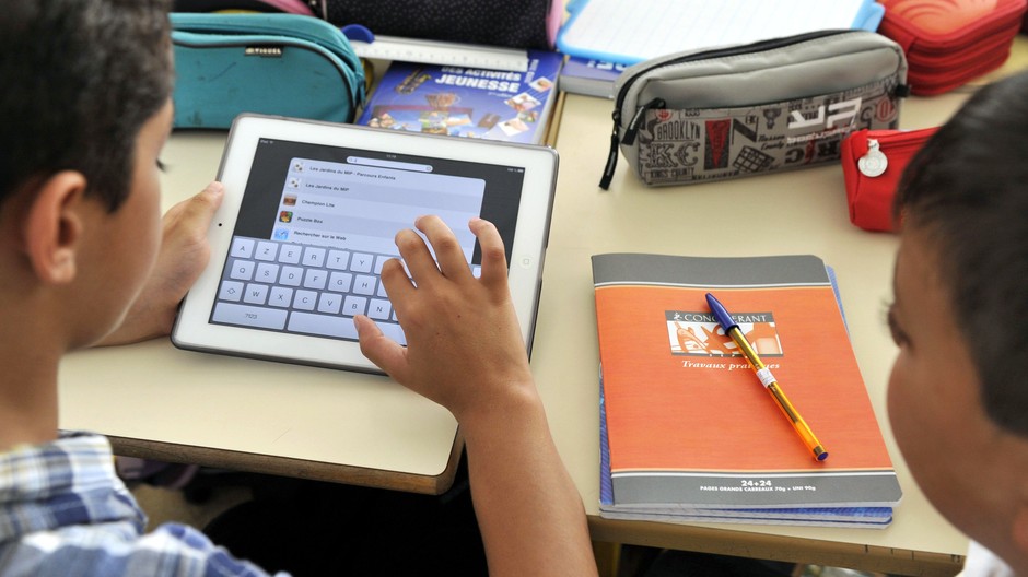 Deti v škole s tabletom