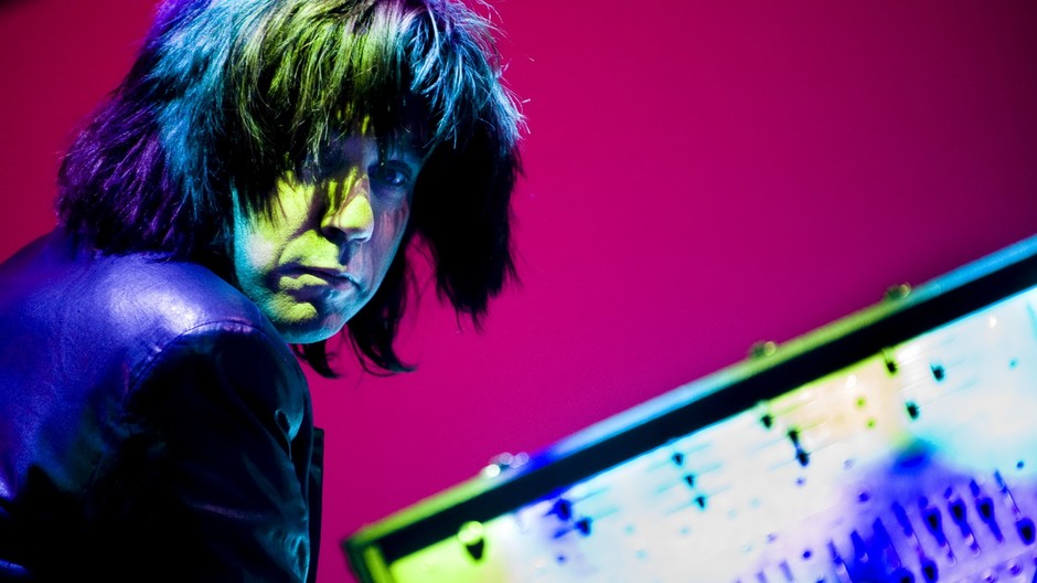 jean michel jarre, na vystupeni, farebna pestra foto