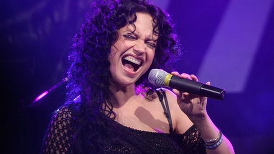 Bílá Lucie spieva na pódiu