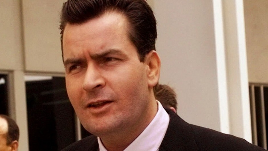 Charlie Sheen, tvár, detail, nechápavý výraz