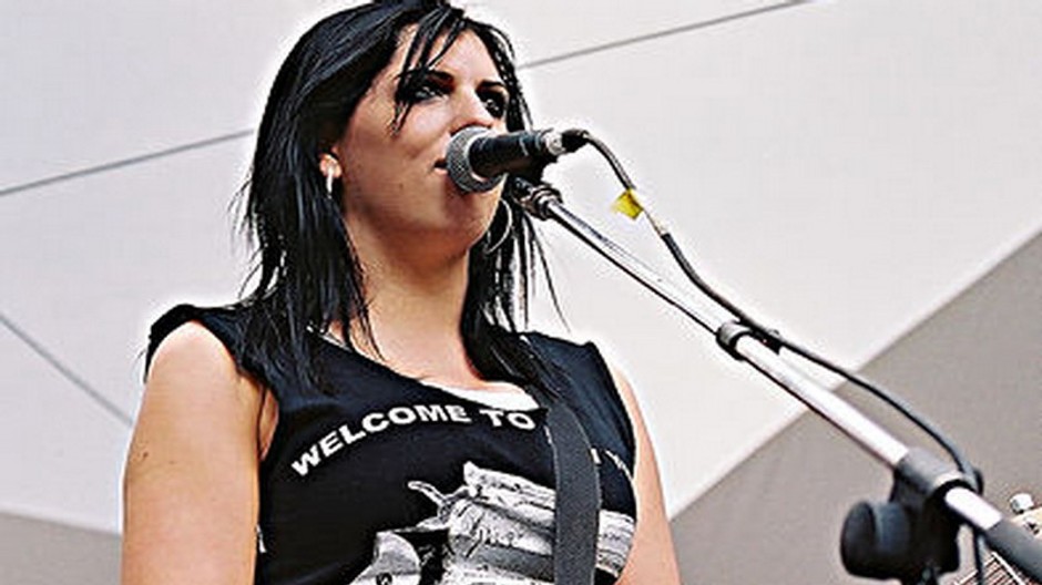 Speváčka Bif Naked na pódiu pri speve