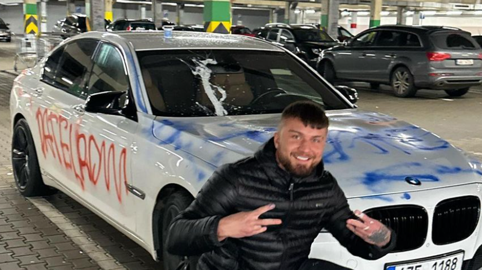 Datel posprejoval auto