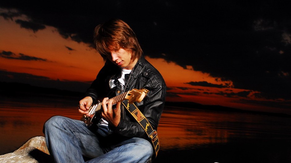 peter cmorík na skalách s gitarou