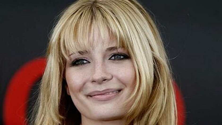 Mischa Barton sa usmieva, detail tváre