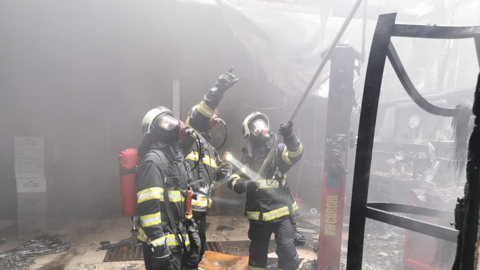 V Bratislave vypukol rozsiahly požiar, zachvátil predajňu pneumatík