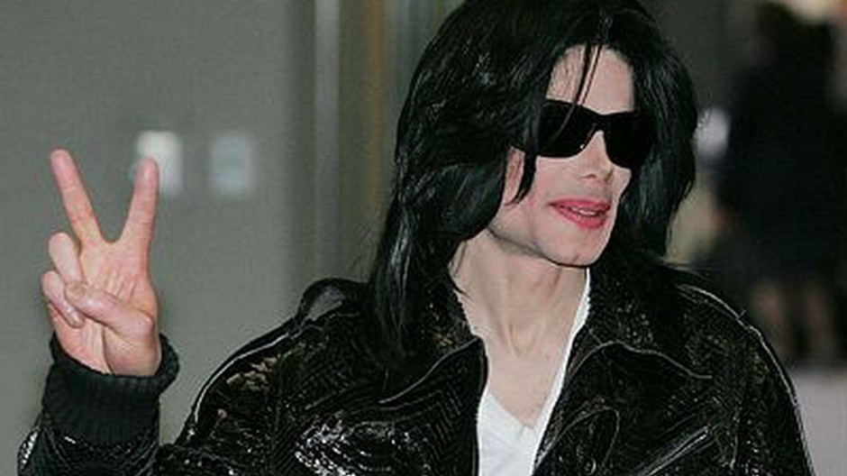 michael jackson ukazuje mier