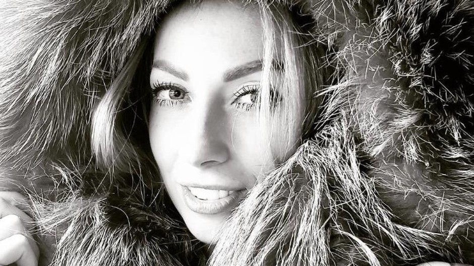 zena s dlhymi vlasmi