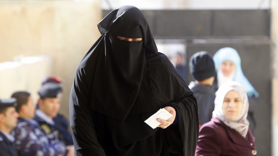 Žena burka šoférovanie auto