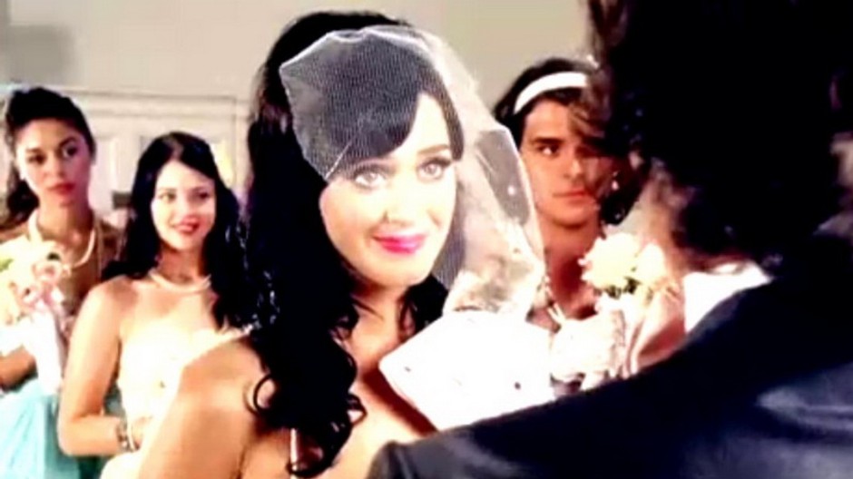 Katy Perry, svadobný závoj, svadba, ženích odzadu
