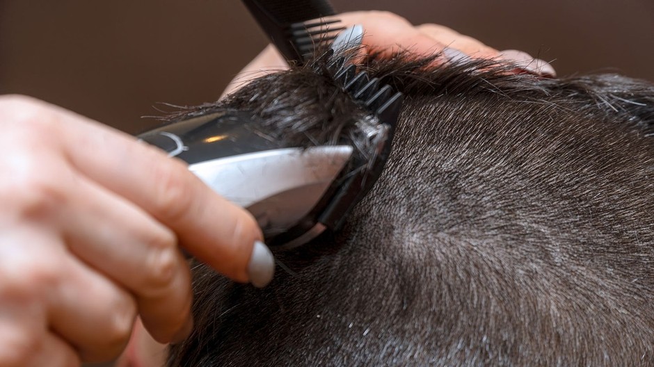 zena holi muzovi hlavu, kadernicka