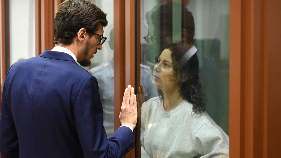 Xenia Karelinová a jej právnik