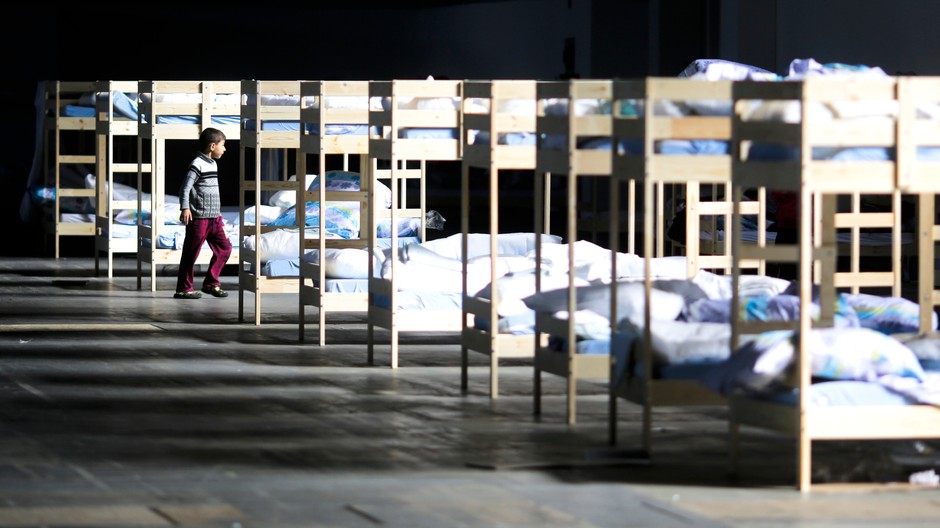 Nemecko migranti ubytovňa postele chlapec ilustračné foto