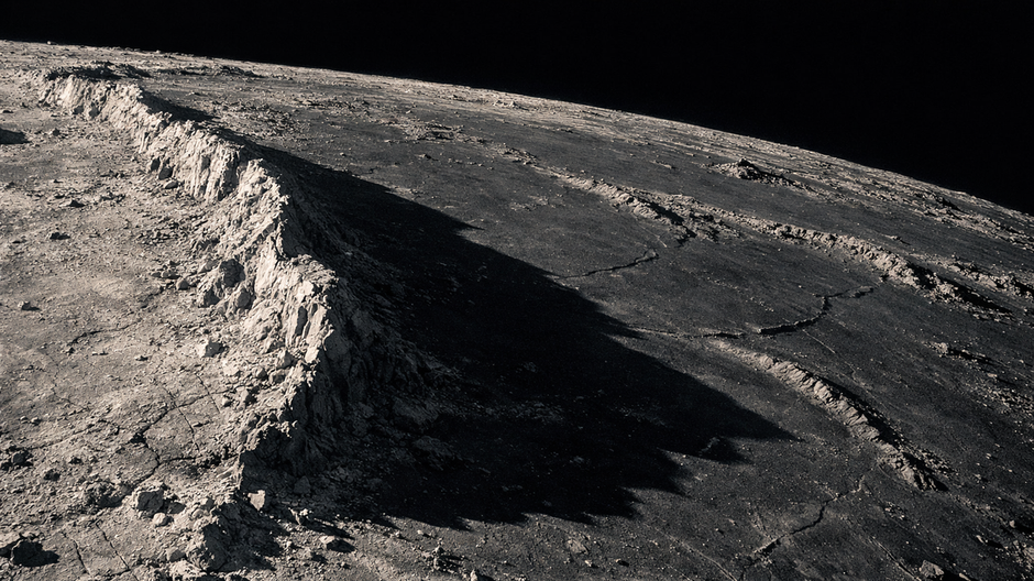 Vysokorozlišovací orbitálny pohľad na povrch Mesiaca s výrazným lobátnym zlomom a mare hrebeňmi pretínajúcimi tmavé bazaltové planiny, ostrý útes vrhá dlhý tieň pri nízkom uhle Slnka, detailná textúra regolitu a prasklín na pozadí čierneho vesmíru.