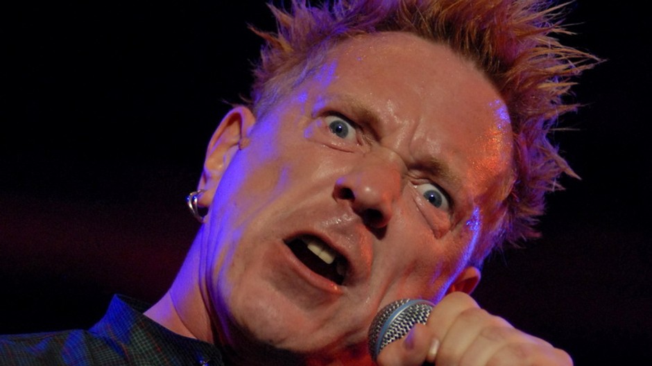 Johnny Rotten, detail tváre, mikrofón, spieva