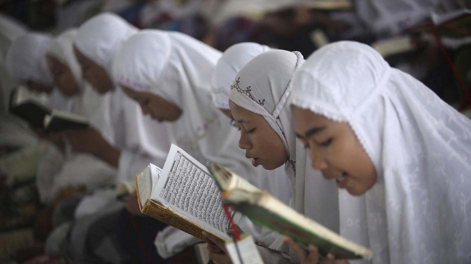 Moslimovia v islamistickej škole v Medane v Indonézii.jpg